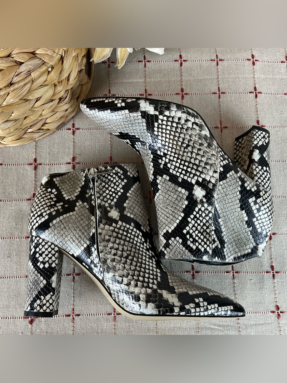 Marc Fisher “Unno” Snakeskin Embossed Ankle Boots Pointed Toe Heeled Bootie 6.5 - Picture 6 of 6